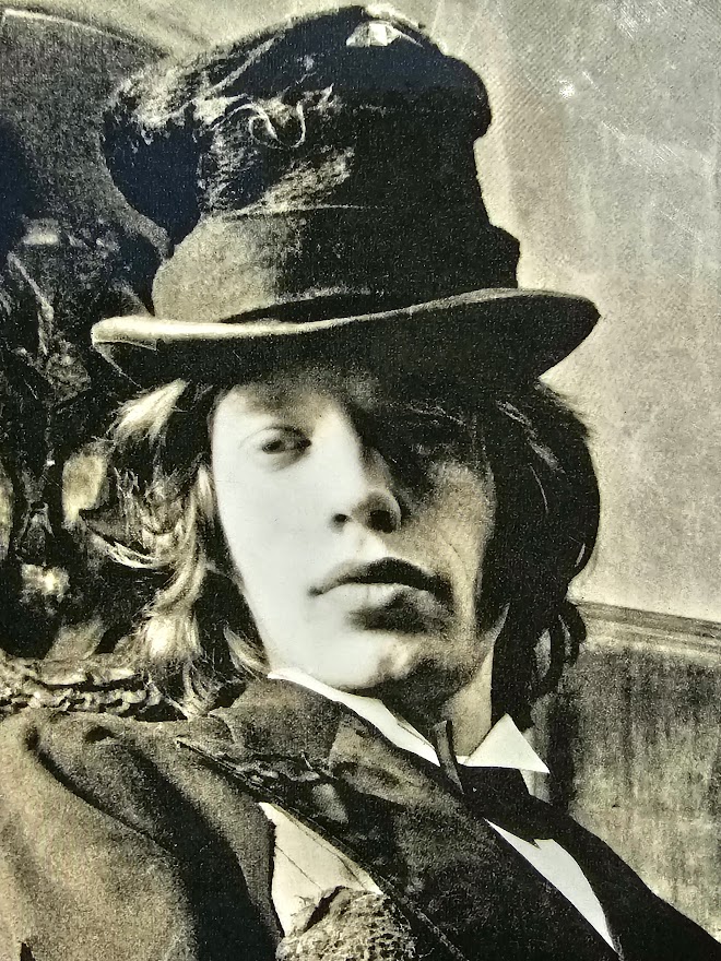 Portrait de Mick Jagger avec une poule sous son bras - tirage ayant été plastifié et signé par Michael Joseph