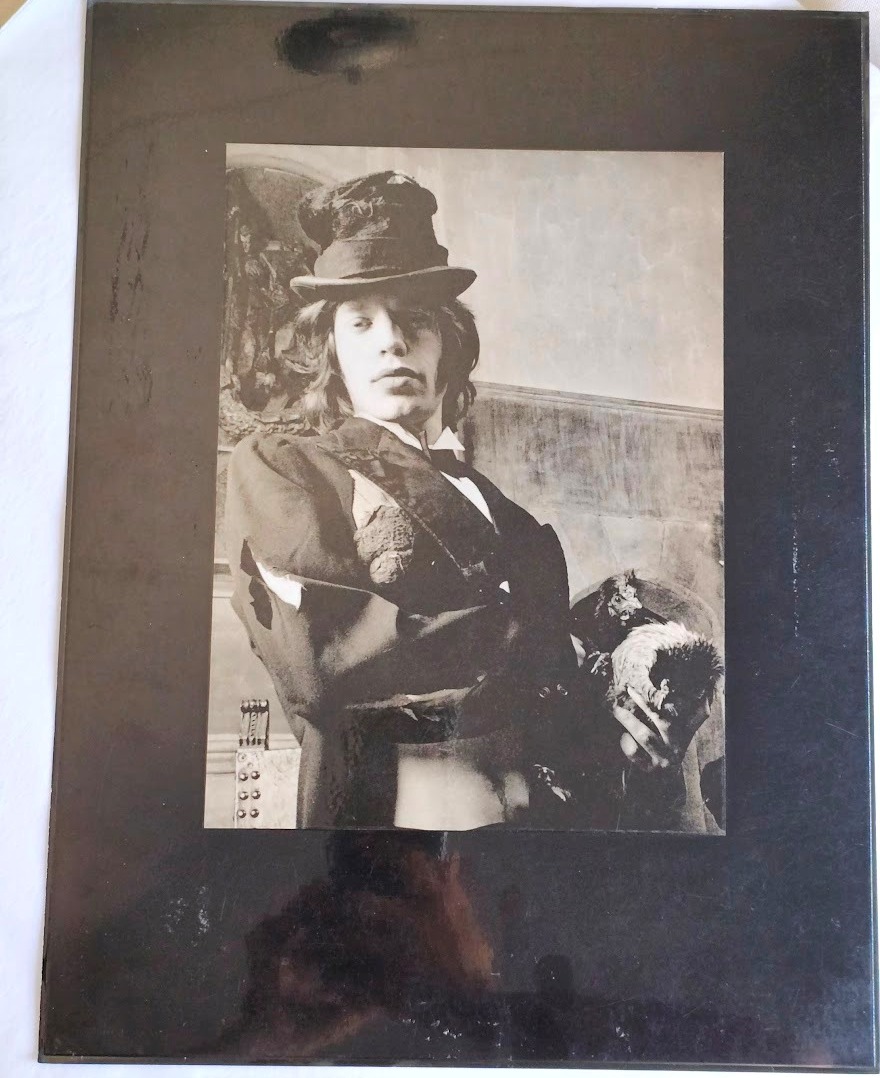 Portrait de Mick Jagger avec une poule sous son bras - tirage ayant été plastifié et signé par Michael Joseph