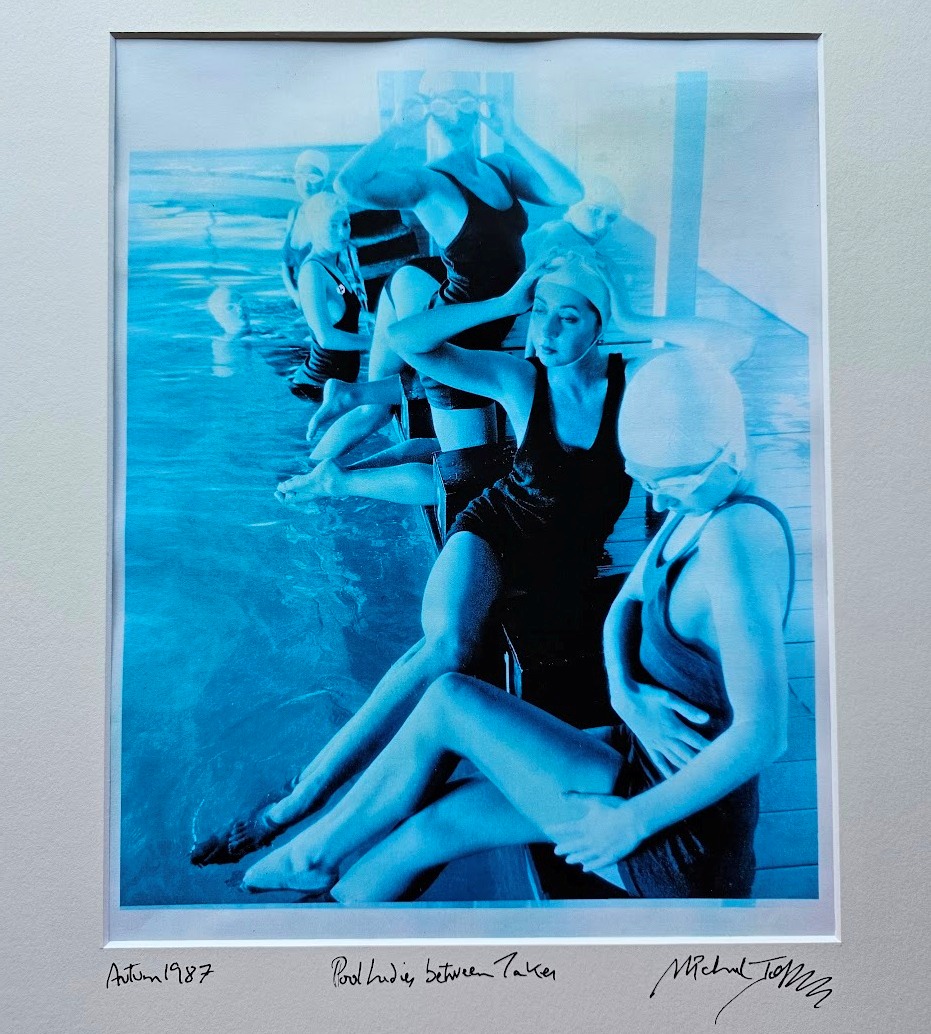 Les dames de la piscine Playboy entre deux prises, en maillots de bain style années 50, une photocopie bleue des années 80, tirage unique de Michael Joseph