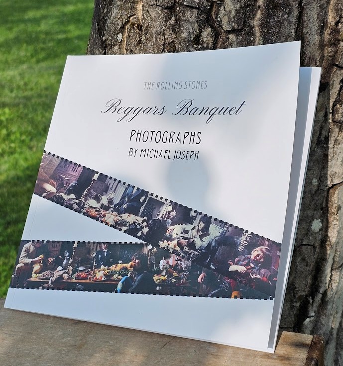 Catalogue Exposition Gare Robert Doisneau des Photos Beggars Banquet Rolling Stones par Michael Joseph été 2024 - exhibition brochure by Meg Ryan