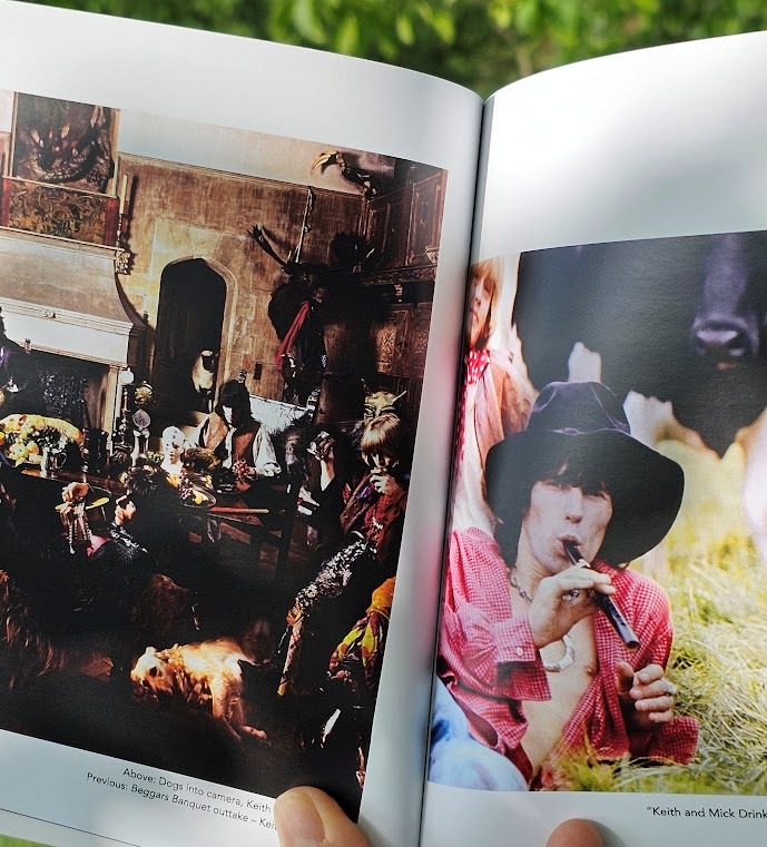 Catalogue Exposition Gare Robert Doisneau des Photos Beggars Banquet Rolling Stones par Michael Joseph été 2024 - exhibition brochure by Meg Ryan