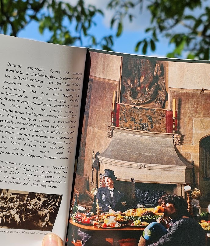 Catalogue Exposition Gare Robert Doisneau des Photos Beggars Banquet Rolling Stones par Michael Joseph été 2024 - exhibition brochure by Meg Ryan