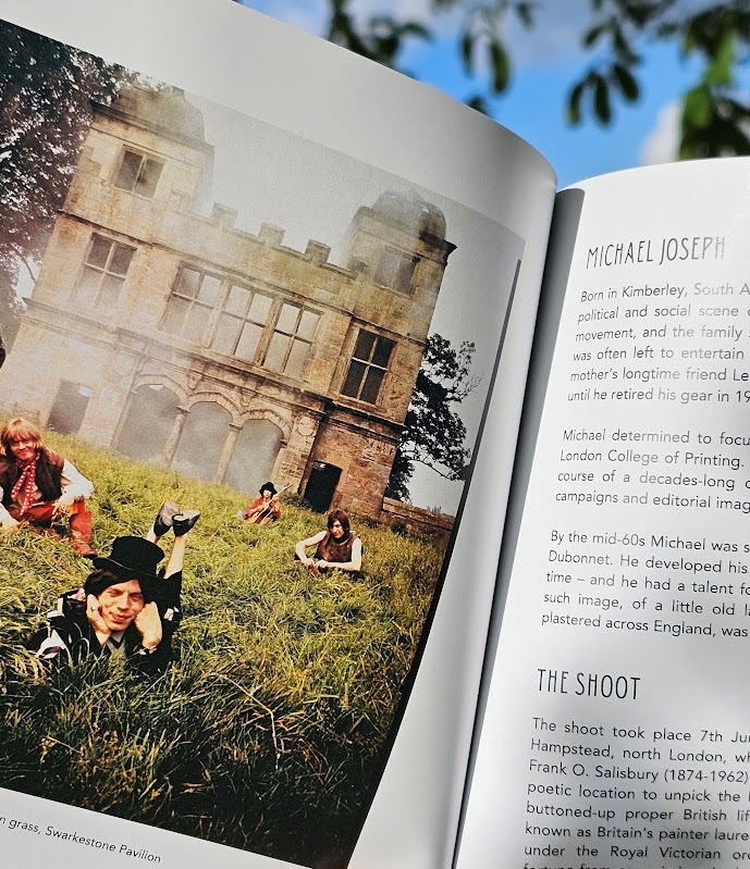 Catalogue Exposition Gare Robert Doisneau des Photos Beggars Banquet Rolling Stones par Michael Joseph été 2024 - exhibition brochure by Meg Ryan