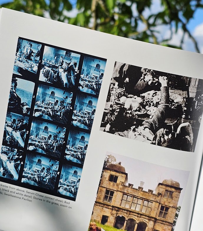 Catalogue Exposition Gare Robert Doisneau des Photos Beggars Banquet Rolling Stones par Michael Joseph été 2024 - exhibition brochure by Meg Ryan