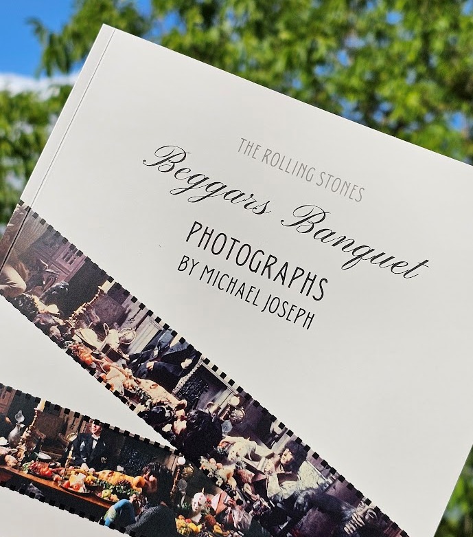 Catalogue Exposition Gare Robert Doisneau des Photos Beggars Banquet Rolling Stones par Michael Joseph été 2024 - exhibition brochure by Meg Ryan