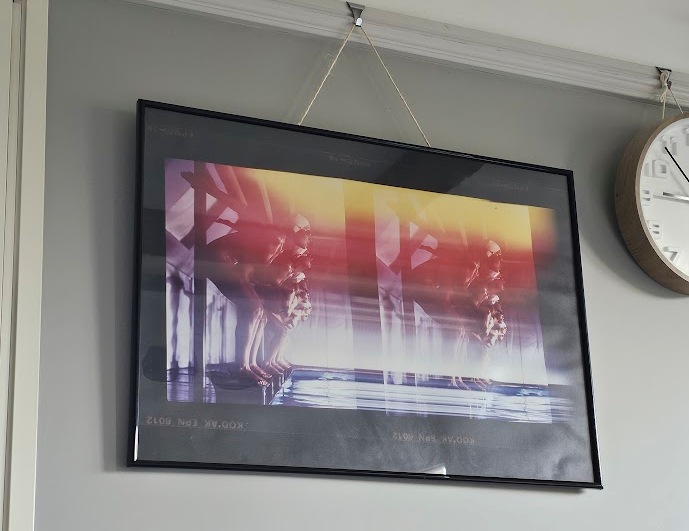 Les femmes de la piscine prêtes à plonger, photo multicolore à double action - affiche d'après une transparence originale de Michael Joseph