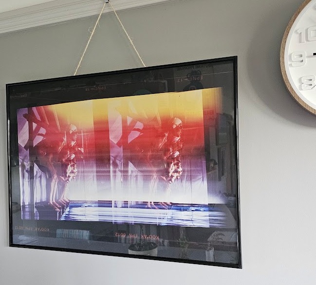 Les femmes de la piscine prêtes à plonger, photo multicolore à double action - affiche d'après une transparence originale de Michael Joseph