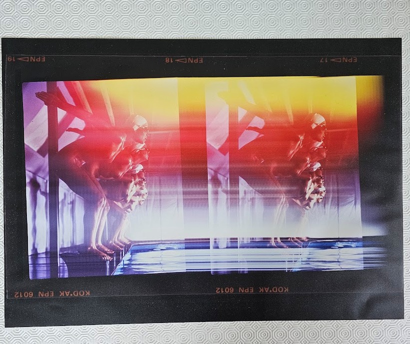 Les femmes de la piscine prêtes à plonger, photo multicolore à double action - affiche d'après une transparence originale de Michael Joseph