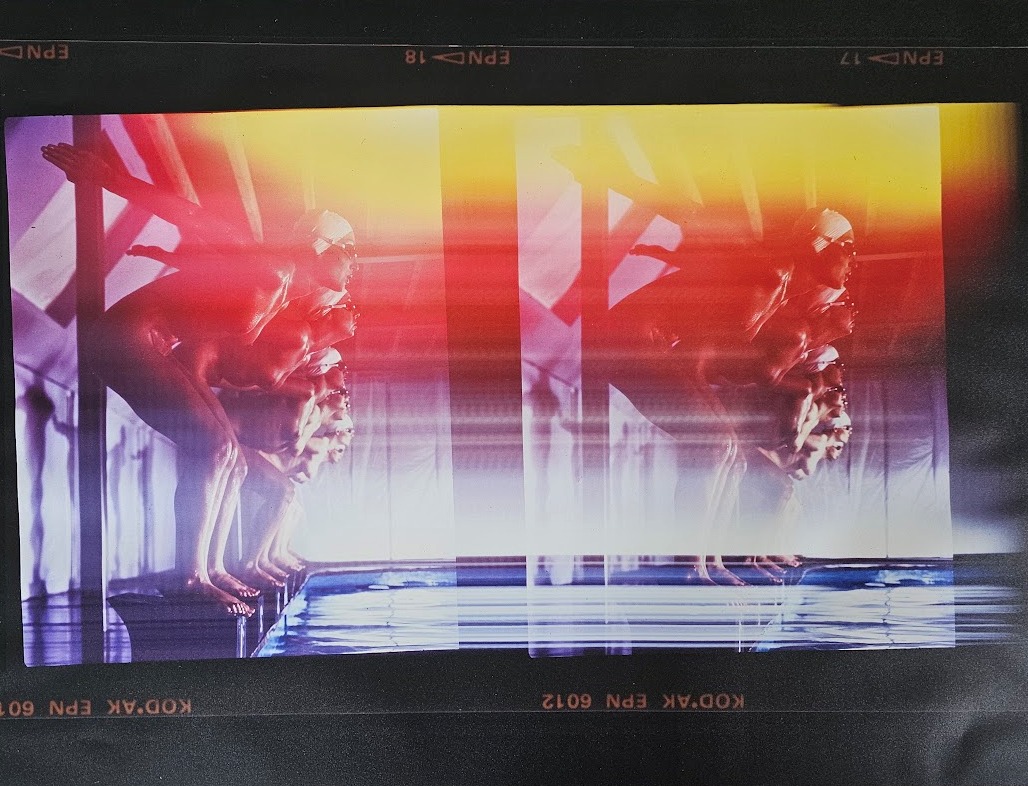 Les femmes de la piscine prêtes à plonger, photo multicolore à double action - affiche d'après une transparence originale de Michael Joseph