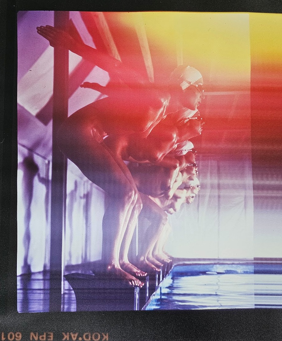 Les femmes de la piscine prêtes à plonger, photo multicolore à double action - affiche d'après une transparence originale de Michael Joseph