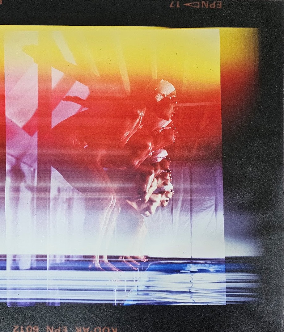 Les femmes de la piscine prêtes à plonger, photo multicolore à double action - affiche d'après une transparence originale de Michael Joseph