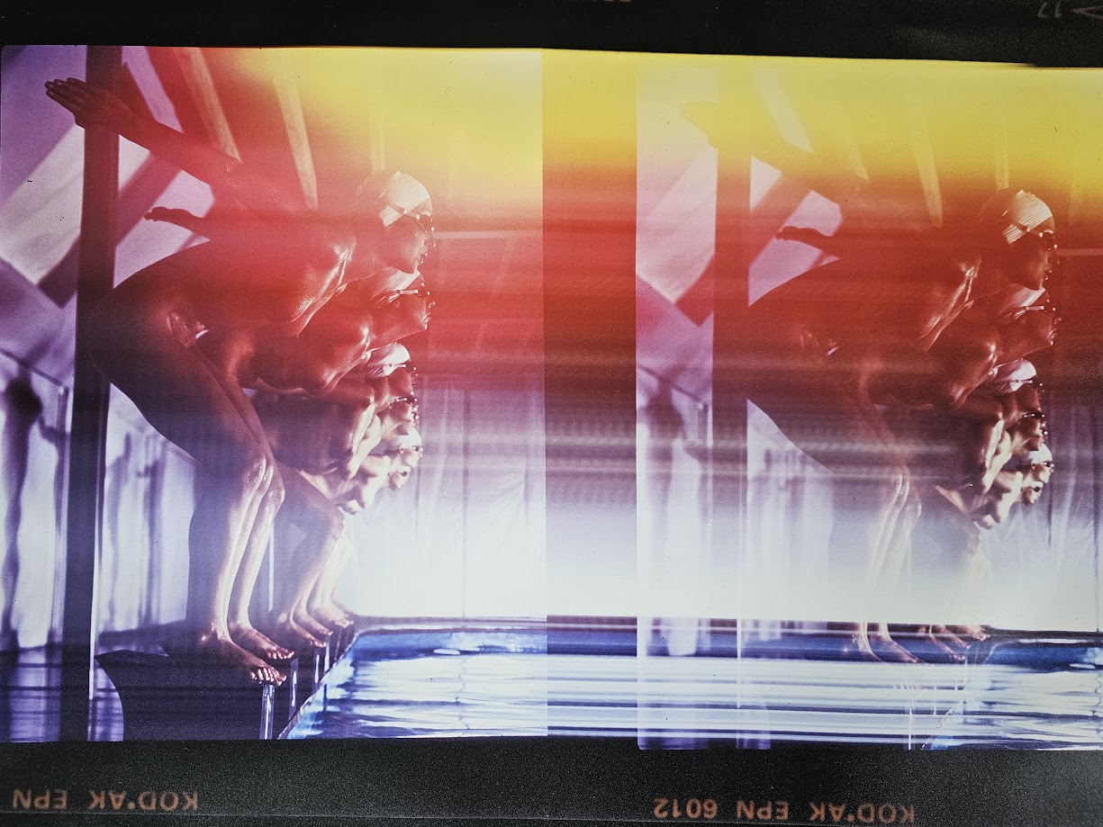 Les femmes de la piscine prêtes à plonger, photo multicolore à double action - affiche d'après une transparence originale de Michael Joseph