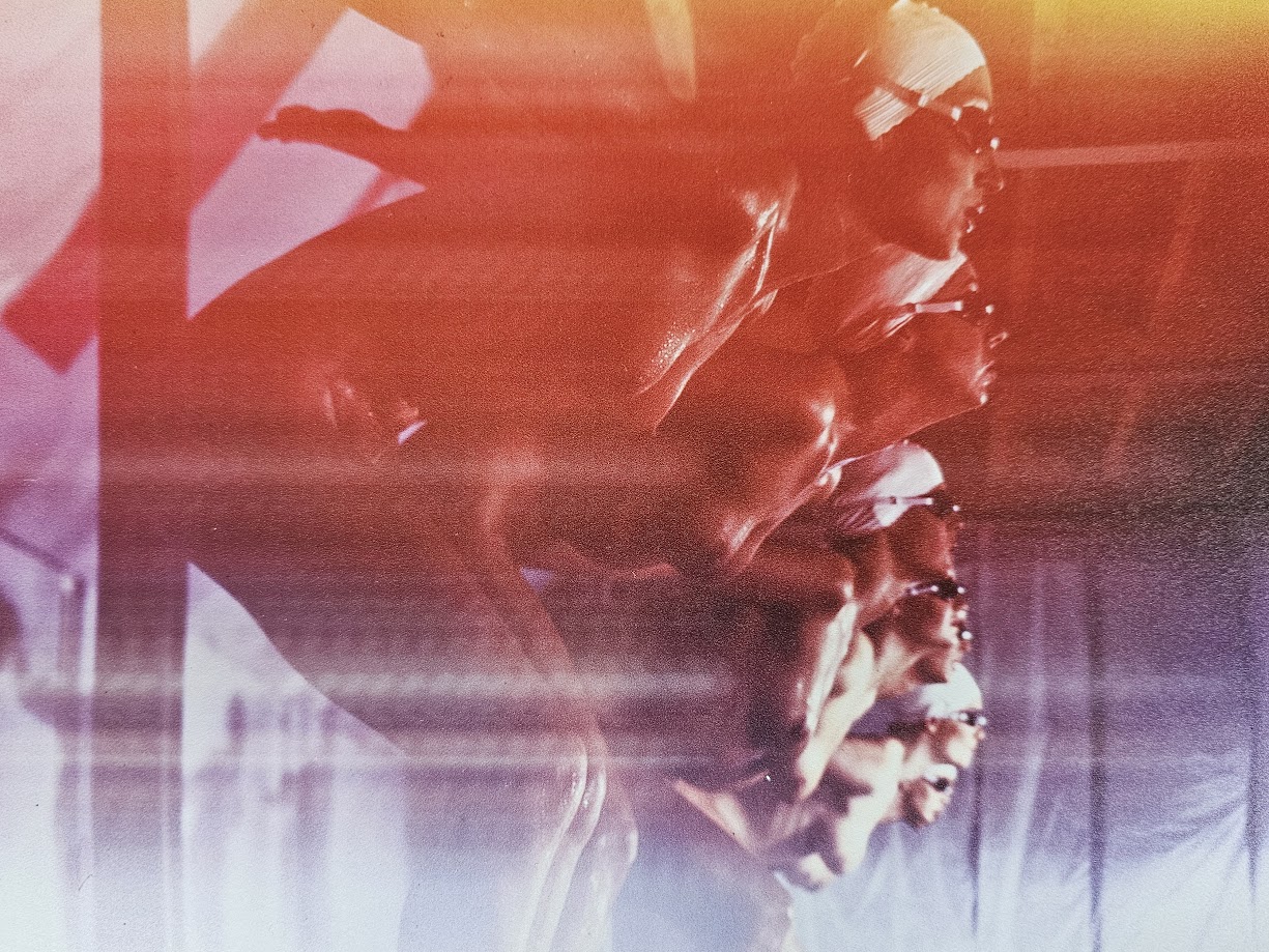 Les femmes de la piscine prêtes à plonger, photo multicolore à double action - affiche d'après une transparence originale de Michael Joseph