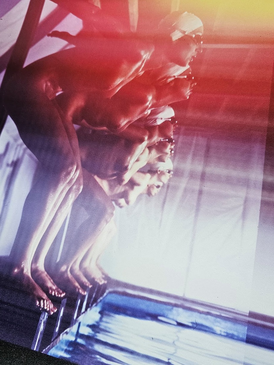 Les femmes de la piscine prêtes à plonger, photo multicolore à double action - affiche d'après une transparence originale de Michael Joseph