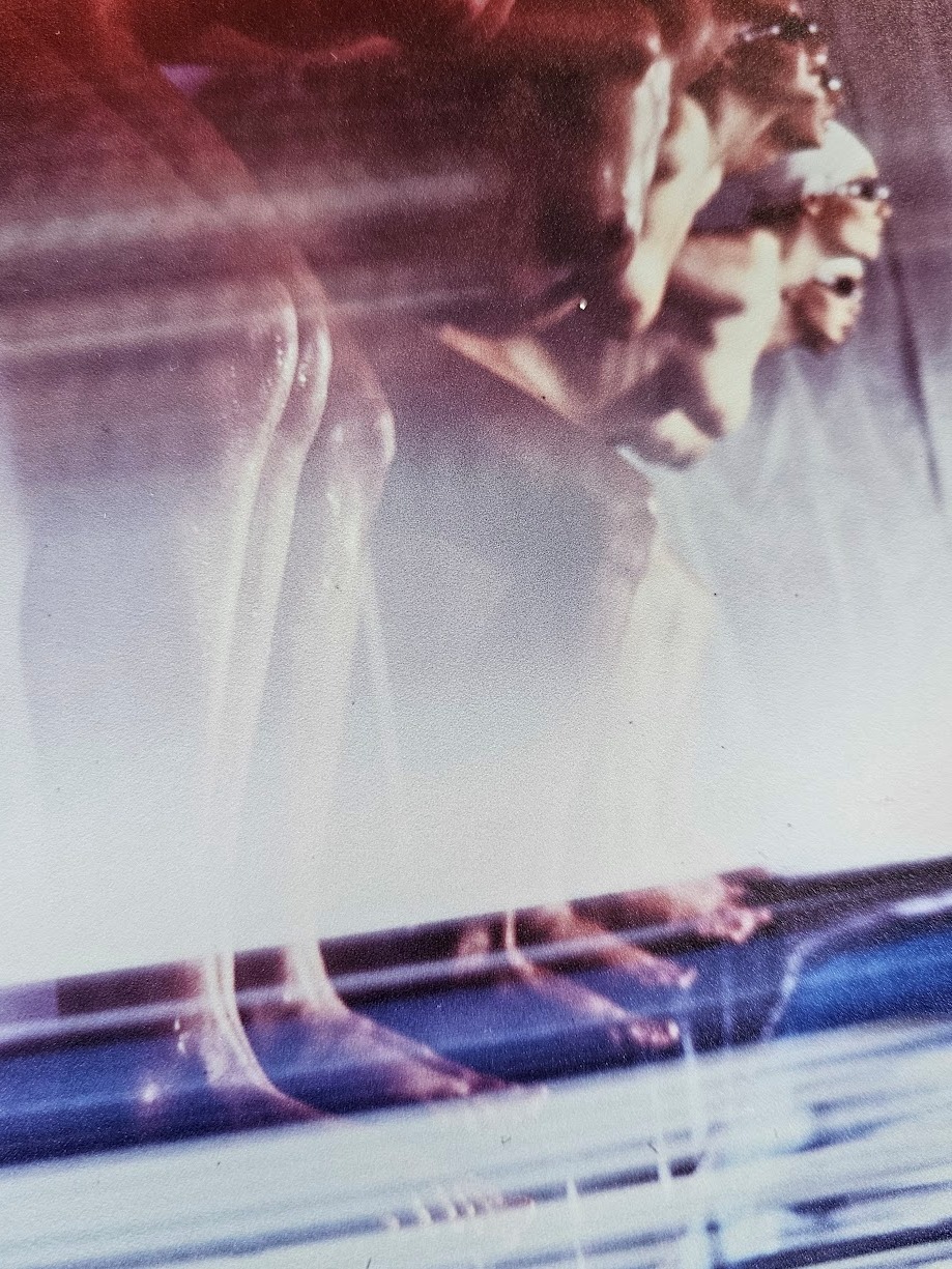 Les femmes de la piscine prêtes à plonger, photo multicolore à double action - affiche d'après une transparence originale de Michael Joseph