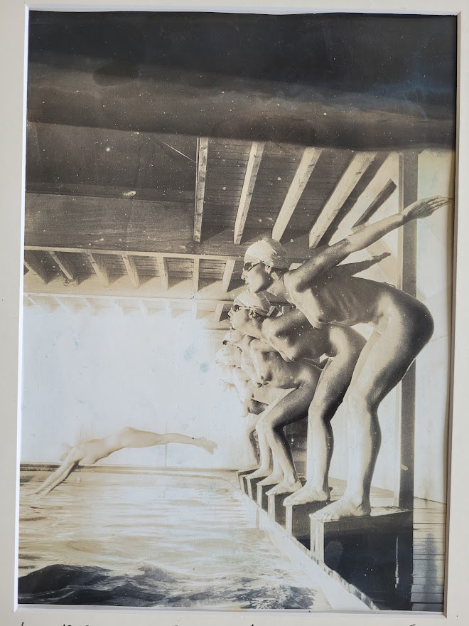 Paire de pool ladies (nanas nues de la piscine), une plonge de façon prématurée, édition artistique par Michael Joseph