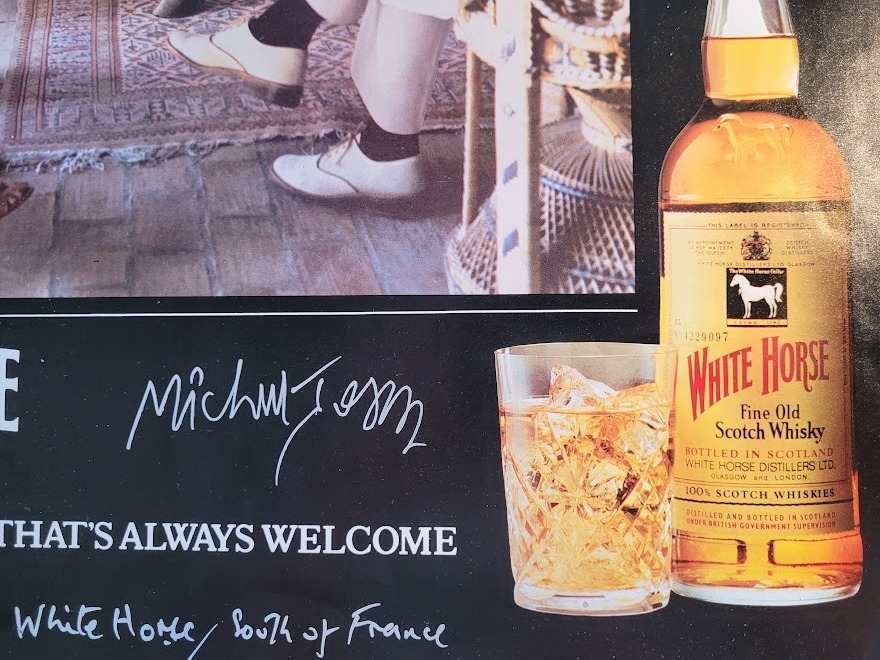 Publicité pour le whisky White Horse, dégustation au club-house – le scotch toujours le bienvenu – affiche signée par Michael Joseph.