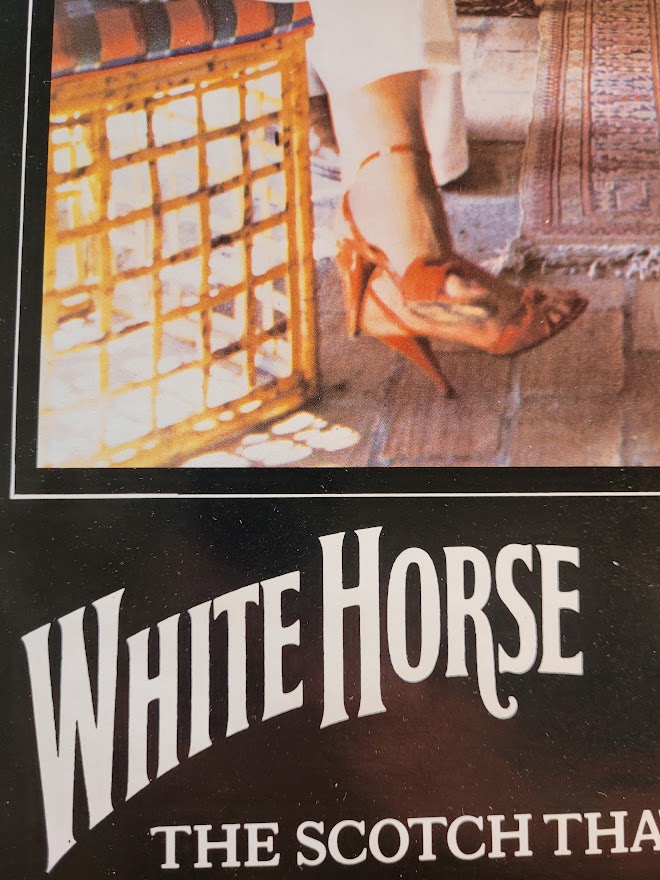 Publicité pour le whisky White Horse, dégustation au club-house – le scotch toujours le bienvenu – affiche signée par Michael Joseph.