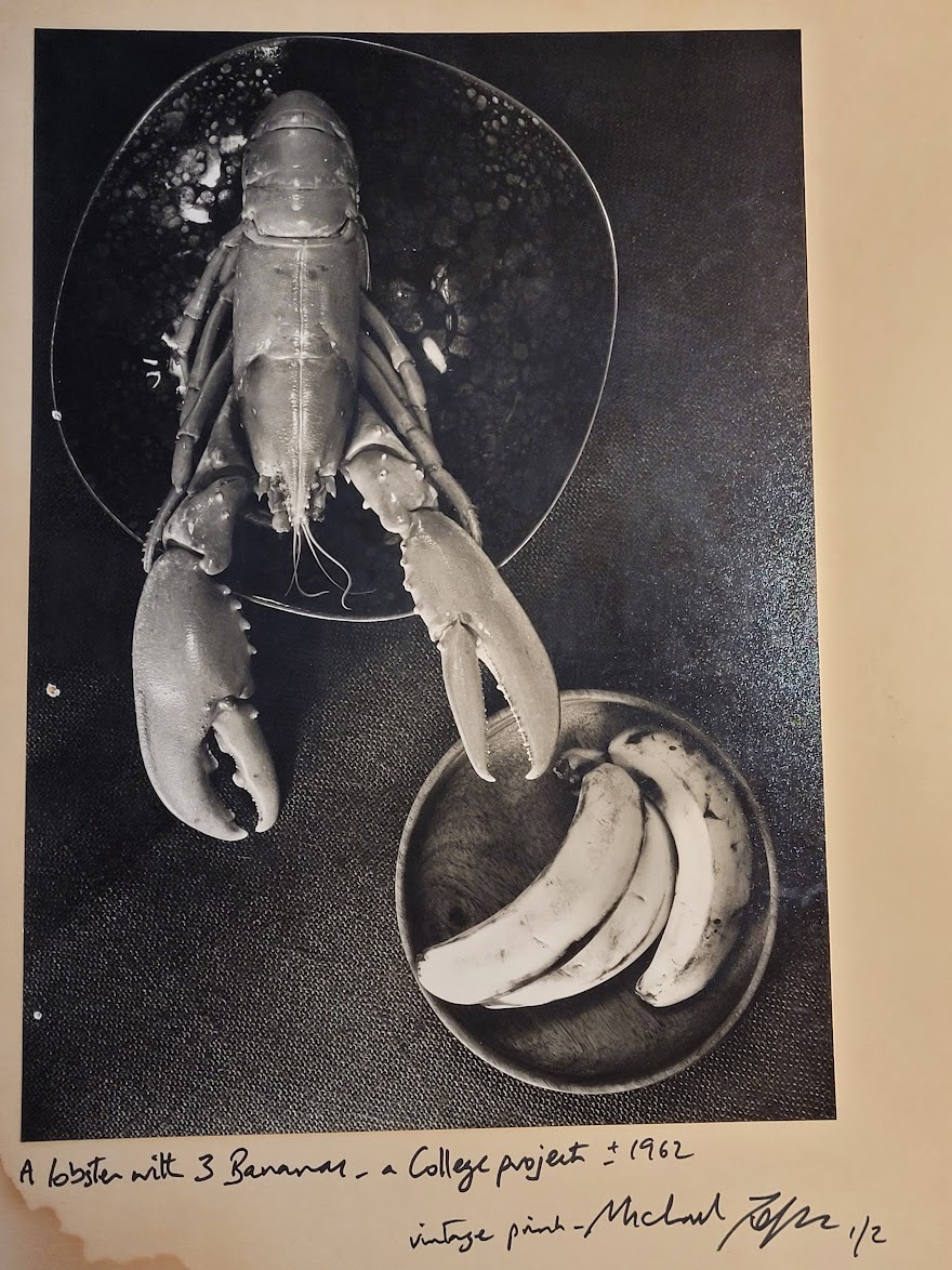 Un homard et trois bananes (tirage authentique noir et blanc réalisé en chambre noire) par Michael Joseph