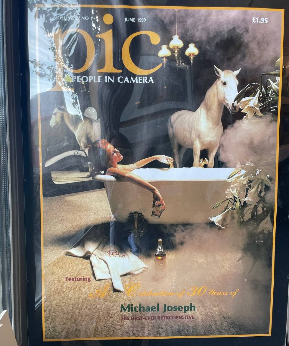 Affiche de couverture du magazine Pic, femme dans un bain avec un verre de whisky White Horse