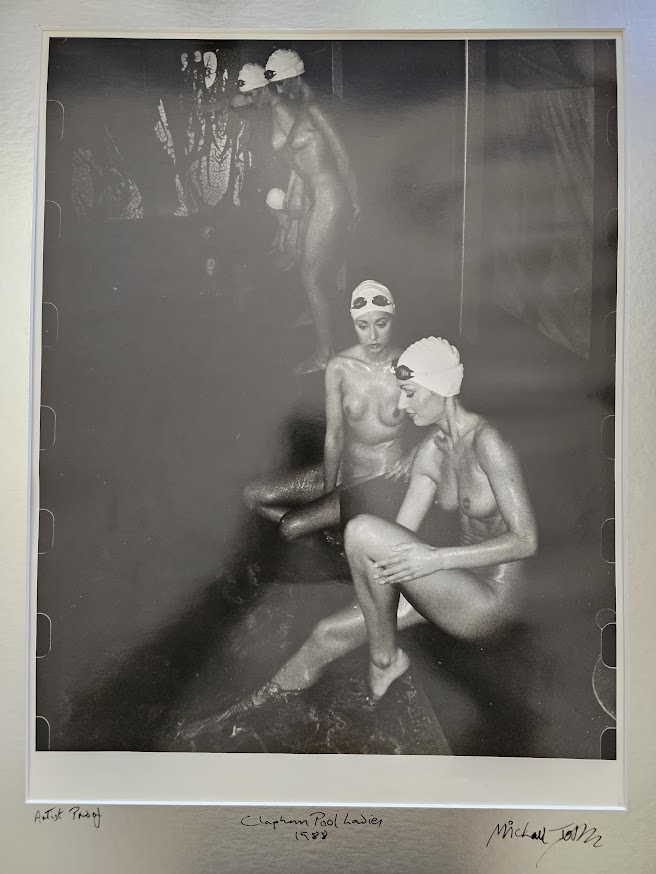 Dames de la piscine se reposant nues, au bord du bassin - aka very black Pool ladies resting unique darkroom print par Michael Joseph