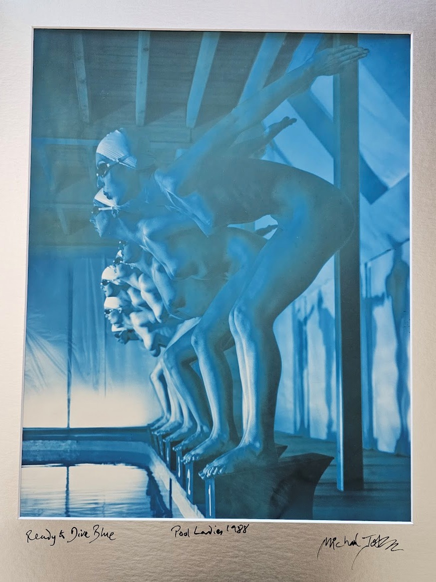 Prêtes à plonger, femmes nues de la piscine pour la séance photo de Playboy aux États-Unis, tirage bleu unique par Michael Joseph