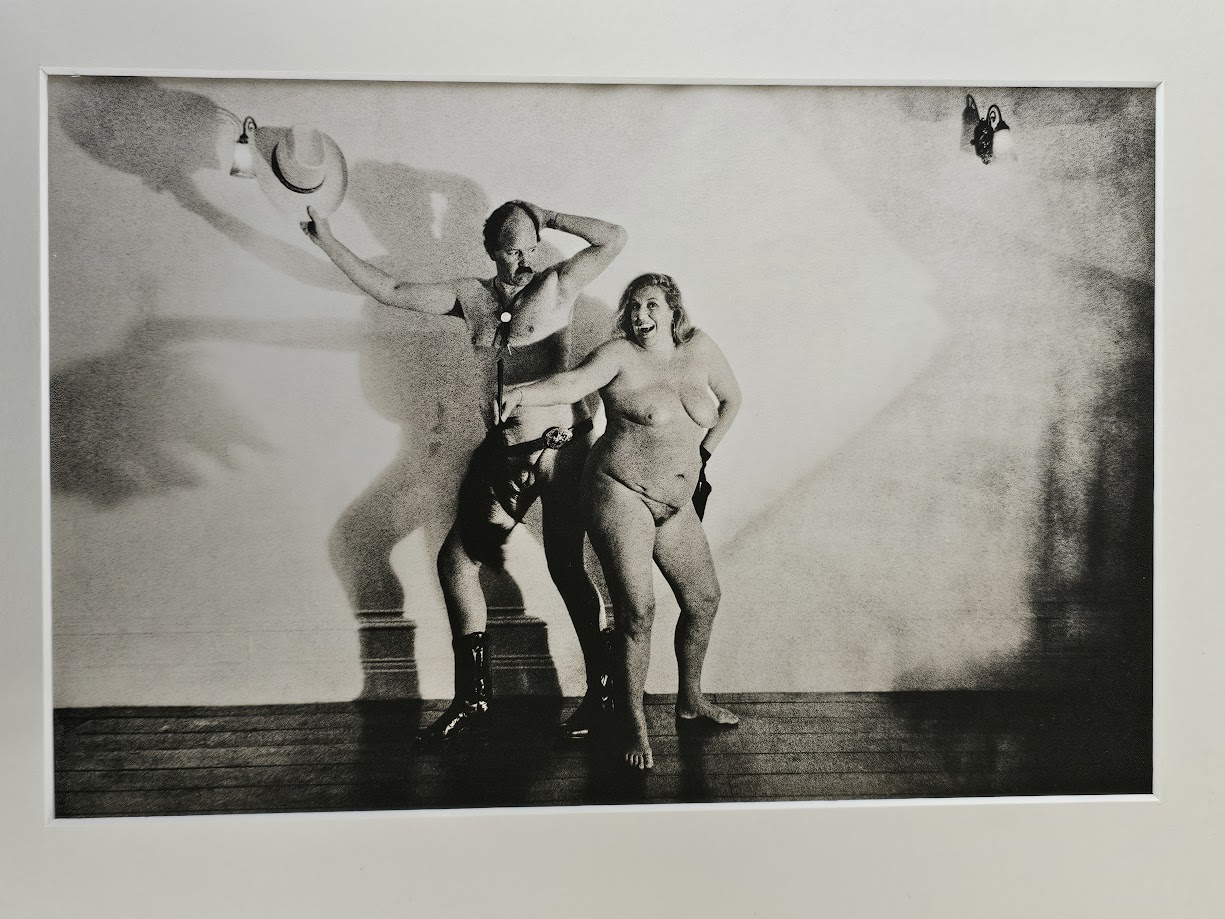 Couple nu dans la salle de bal, chapeau de cow-boy et dame amusante avec plumeau