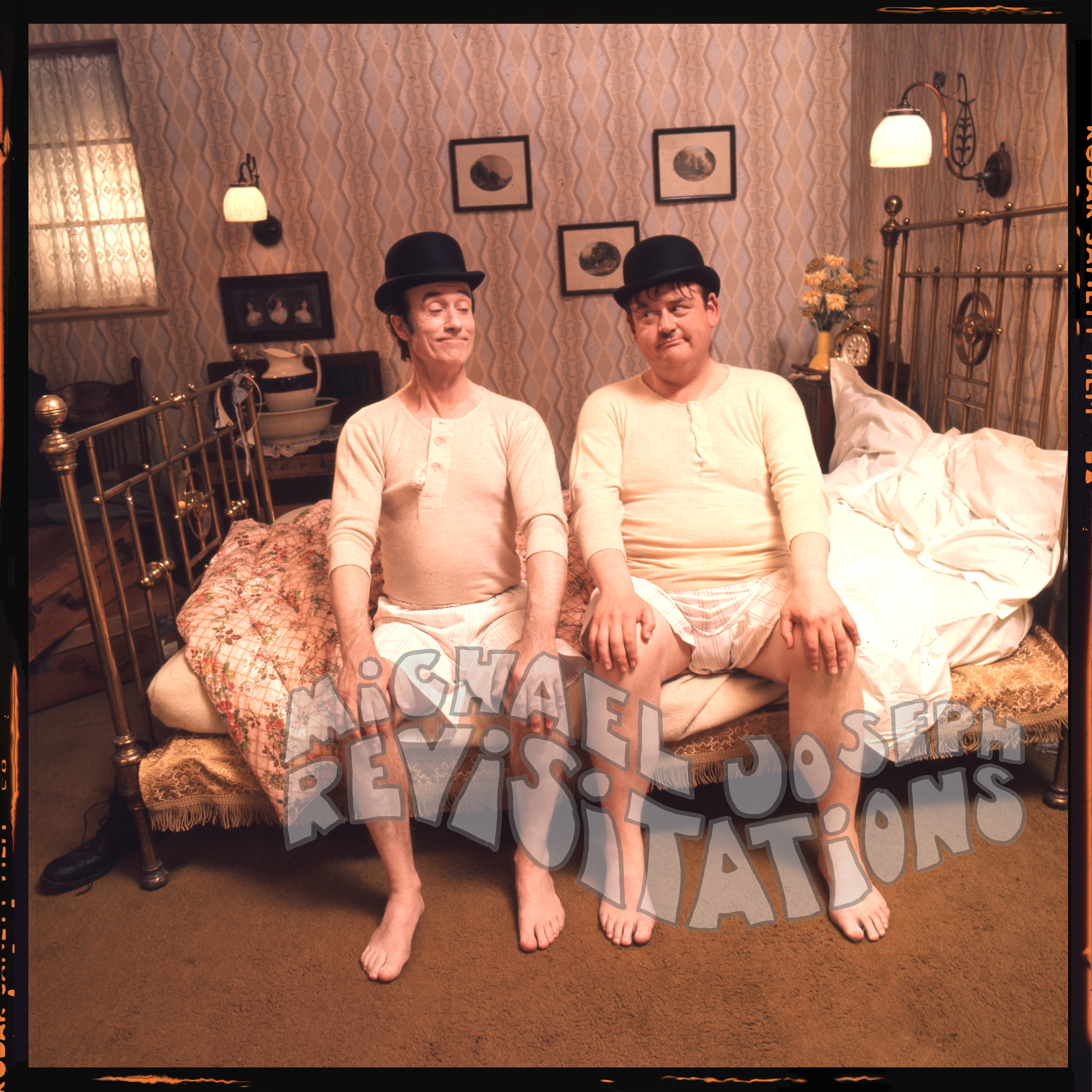 Laurel et Hardy sur un lit en laiton, publicité pour chaussettes, Collection Funky couples, Photographie publicitaire londonienne Carte postale de Michael Joseph