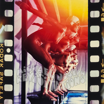 Les dames de la piscine Rainbow prêtes à plonger, collection nue mais pas impolie, photographie publicitaire londonienne, carte postale de Michael Joseph