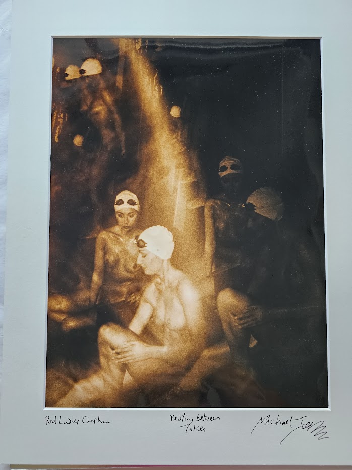 Dames de la piscine se reposant, nues avec des lunettes de natation, au bord de la piscine, prise de vue Pool Ladies