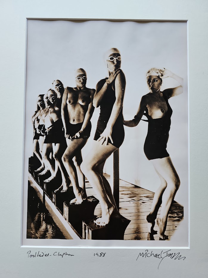 Dames de piscine en costumes, se reposant entre deux prises, un imprimé marron du shooting photo Playboy par Michael Joseph