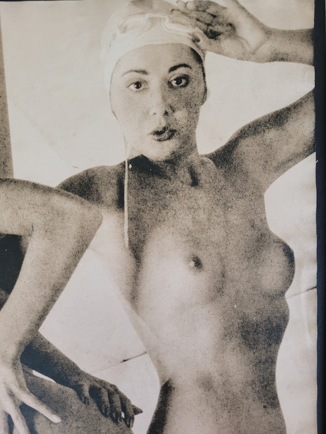 Paire de femmes nues au bord de la piscine - tirage authentique en chambre noire, vintage Pool Ladies de la séance photos entretient Playboy par Michael Joseph