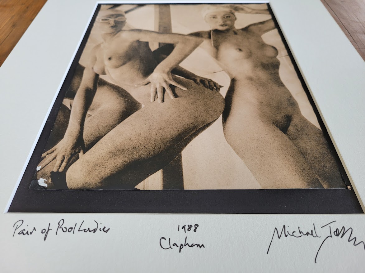 Paire de femmes nues au bord de la piscine - tirage authentique en chambre noire, vintage Pool Ladies de la séance photos entretient Playboy par Michael Joseph