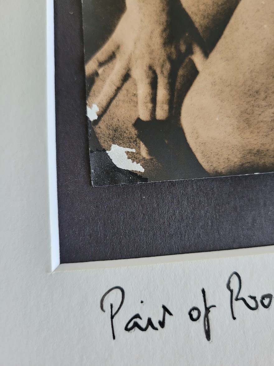 Paire de femmes nues au bord de la piscine - tirage authentique en chambre noire, vintage Pool Ladies de la séance photos entretient Playboy par Michael Joseph