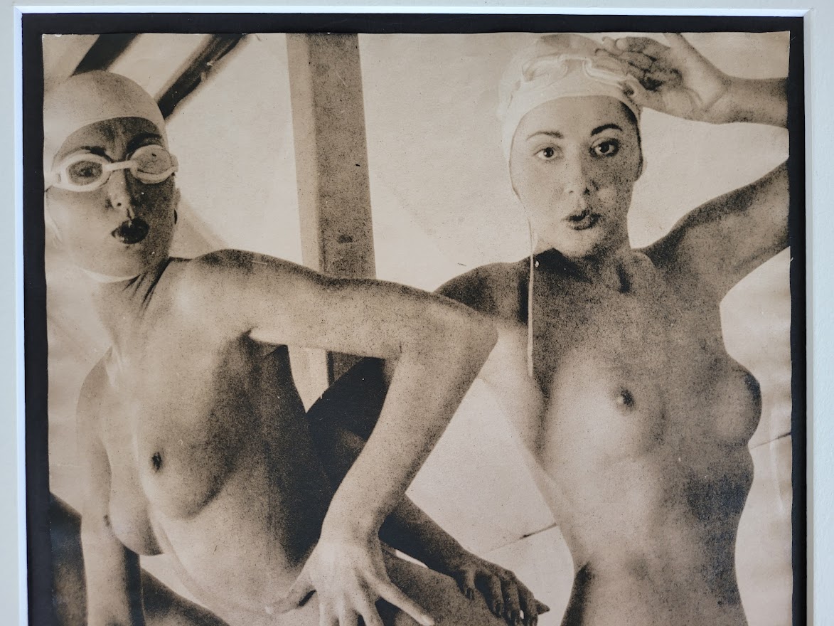 Paire de femmes nues au bord de la piscine - tirage authentique en chambre noire, vintage Pool Ladies de la séance photos entretient Playboy par Michael Joseph