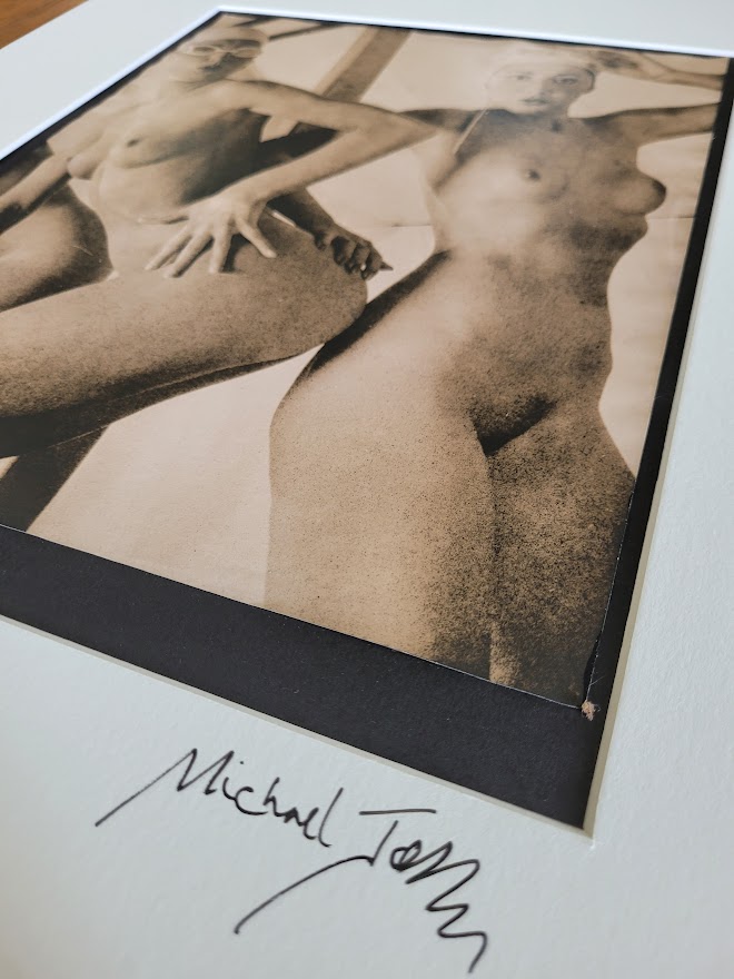 Paire de femmes nues au bord de la piscine - tirage authentique en chambre noire, vintage Pool Ladies de la séance photos entretient Playboy par Michael Joseph