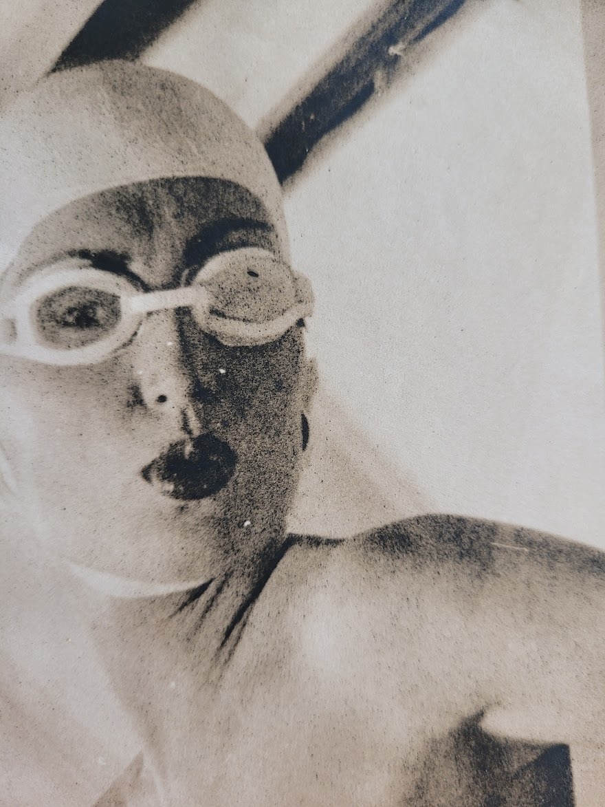 Paire de femmes nues au bord de la piscine - tirage authentique en chambre noire, vintage Pool Ladies de la séance photos entretient Playboy par Michael Joseph