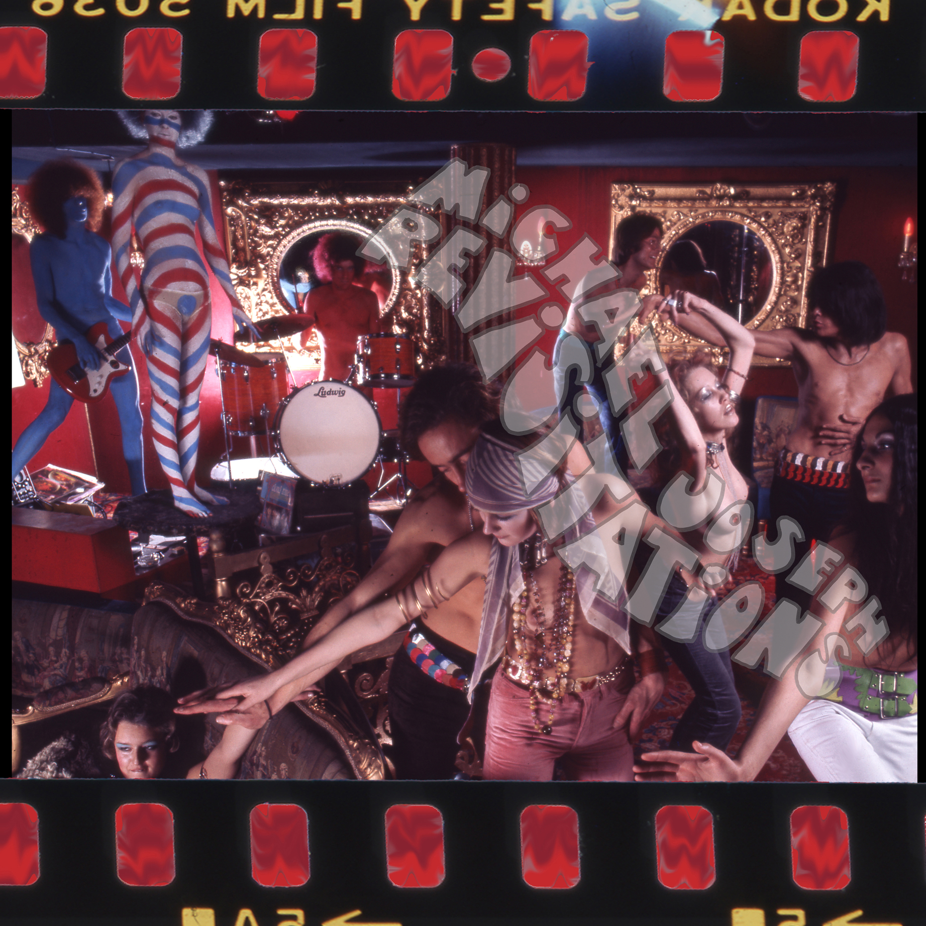 Soirée Levis uniquement en jeans, Collection Nu mais pas grossier, Photographie publicitaire londonienne Carte postale de Michael Joseph