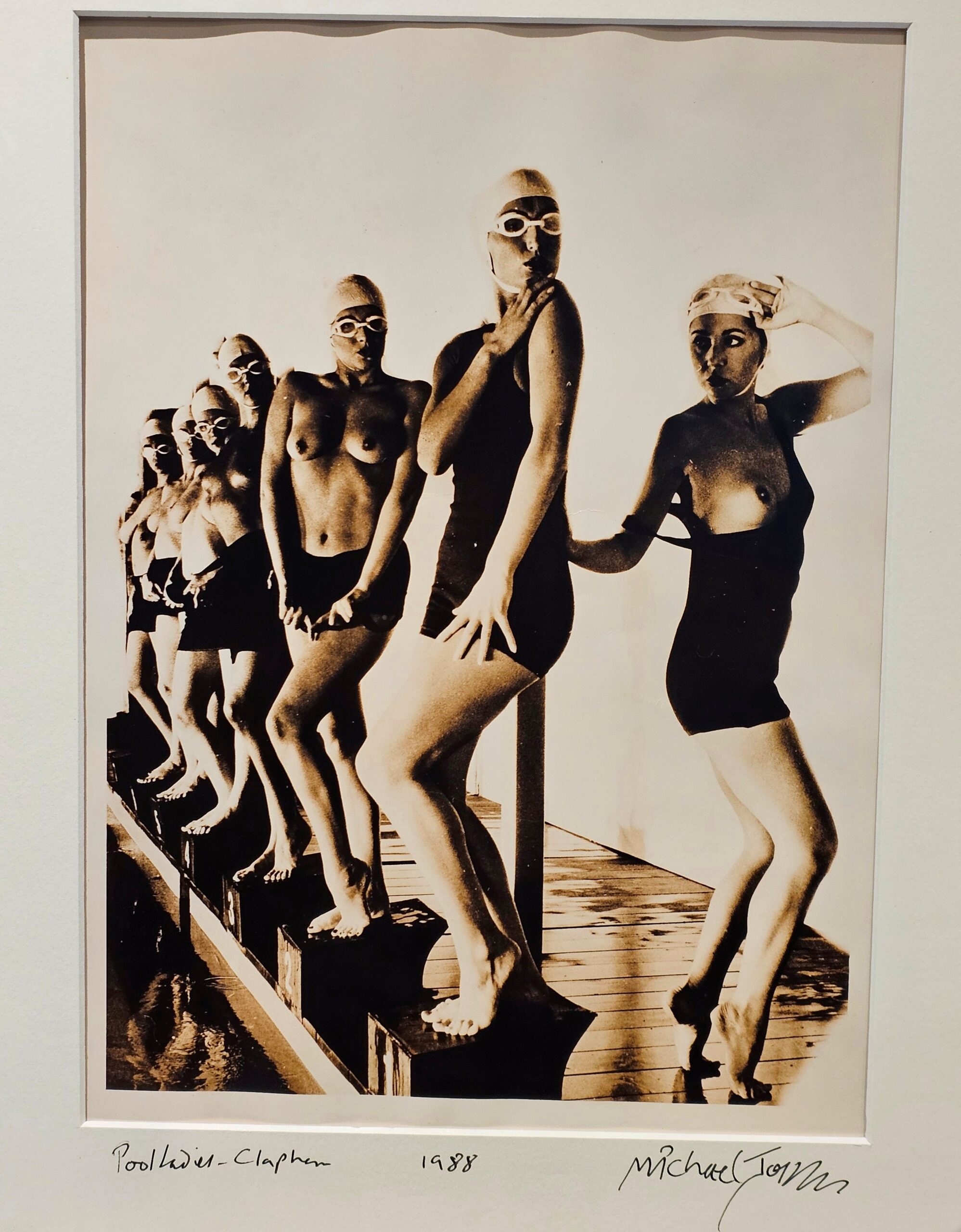Dames de piscine partiellement costumées, Pool Ladies nues avec lunettes, tirage authentique de chambre noire, entretient Playboy par Michael Joseph