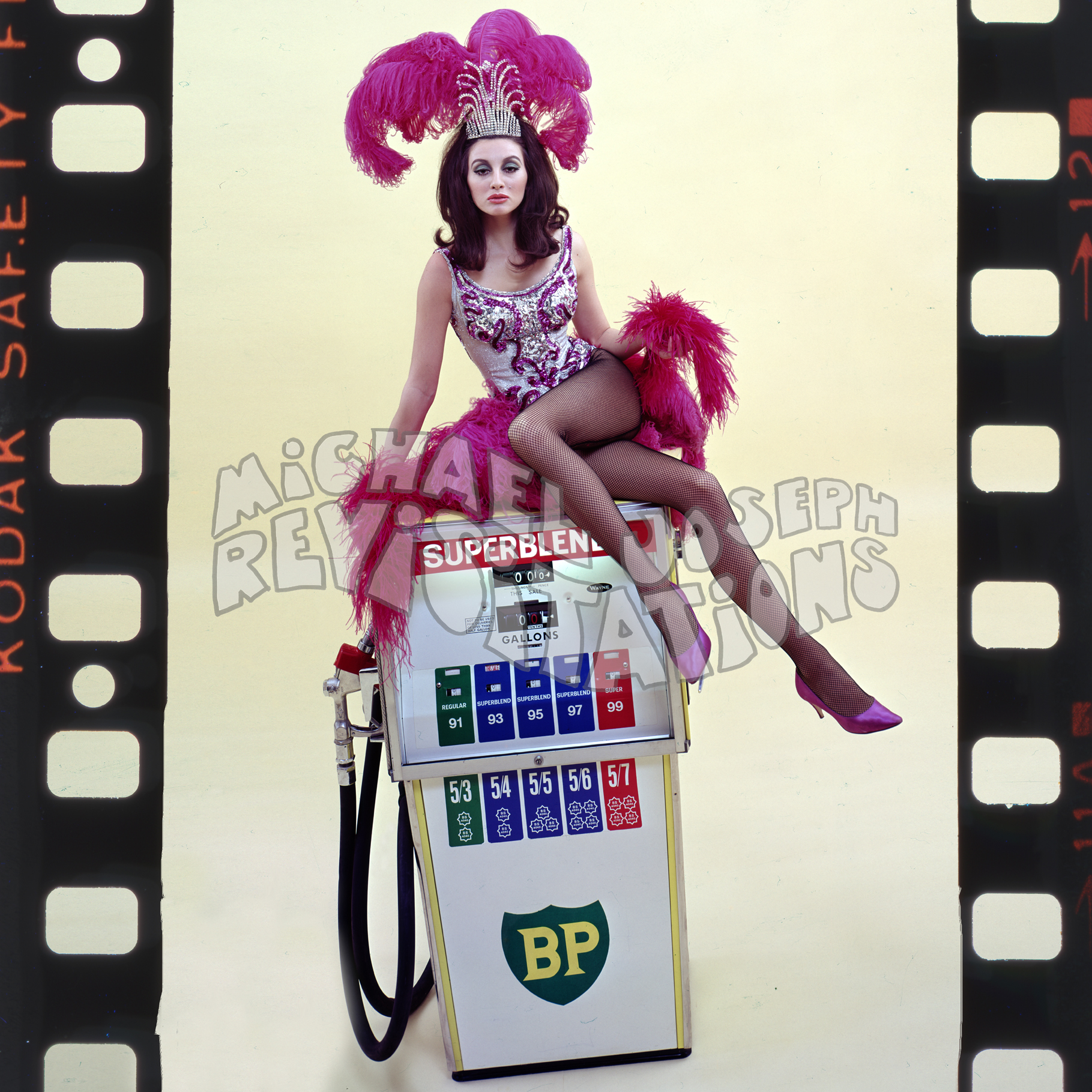 Danseuse de cabaret avec coiffe de plumes - Collection Solo Power, Londres des années 60 par Michael Joseph