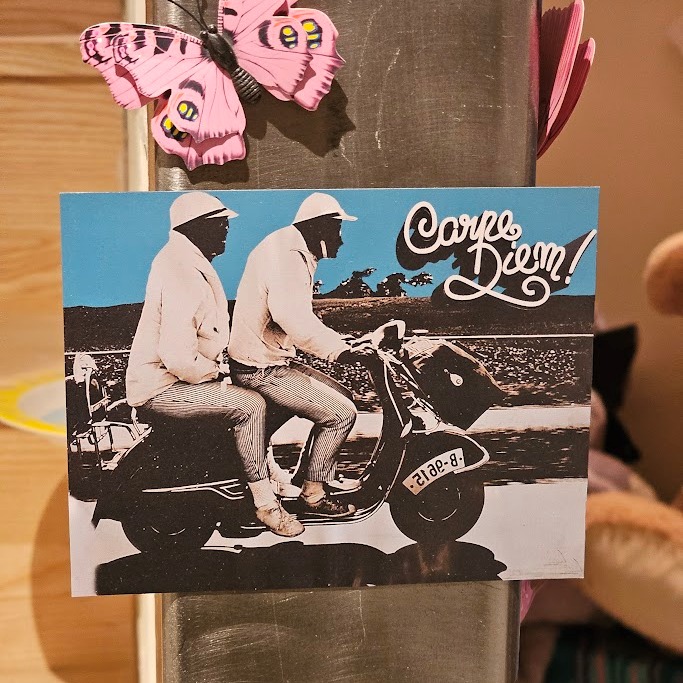 Bike rider Magnet, Motards Monochromes avec Carpe Diem écrit sur le ciel bleu