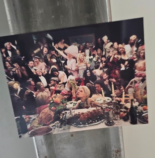 Magnet Fernet Branca banquet, Aimant d'une orgie ayant toute l'insouciance 1970