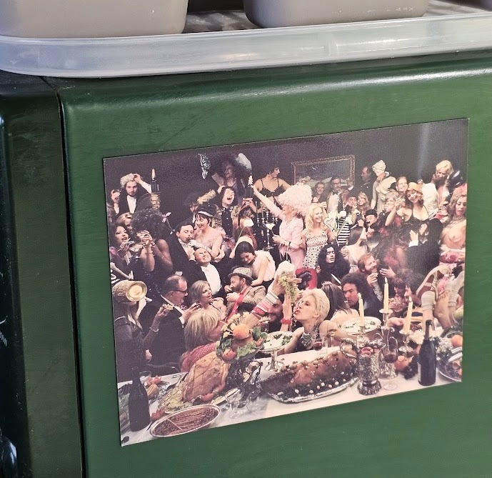 Magnet Fernet Branca banquet, Aimant d'une orgie ayant toute l'insouciance 1970