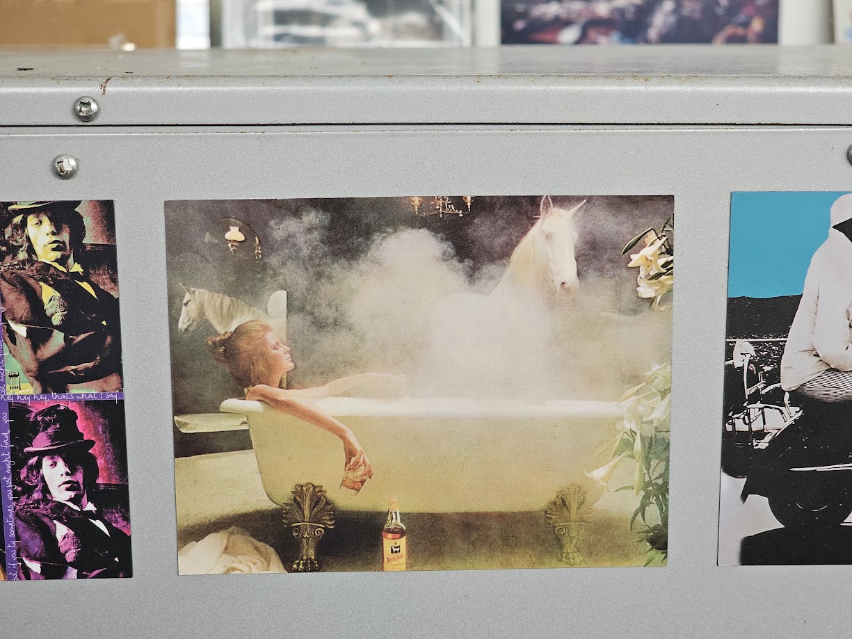 Magnet White Horse girl in bath, Aimant femme dans baignoire avec cheval et verre de whisky, photo par Michael Joseph