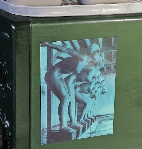 Aimant Turquoise Pool Ladies, Prêtes à plonger Aimant filles nues prêtes à plonger au bord de la piscine, photo par Michael Joseph