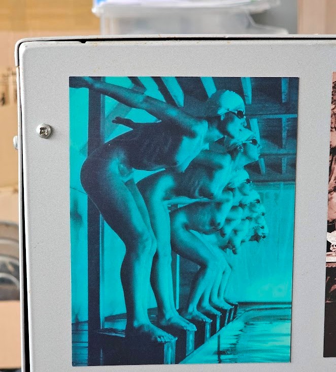 Aimant Turquoise Pool Ladies, Prêtes à plonger Aimant filles nues prêtes à plonger au bord de la piscine, photo par Michael Joseph