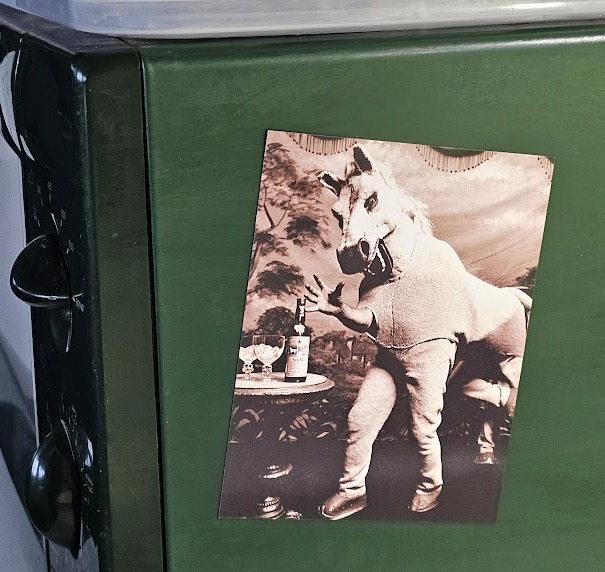 Magnet Pantomime Horse ad for White Horse Whisky, Aimant publicitaire photo par Michael Joseph