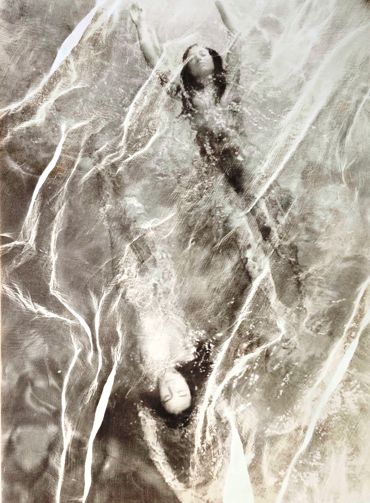 Magnet Swimming Opposite, Pool Ladies series, Aimant photo par Michael Joseph esprit tout oublier dans l'eau