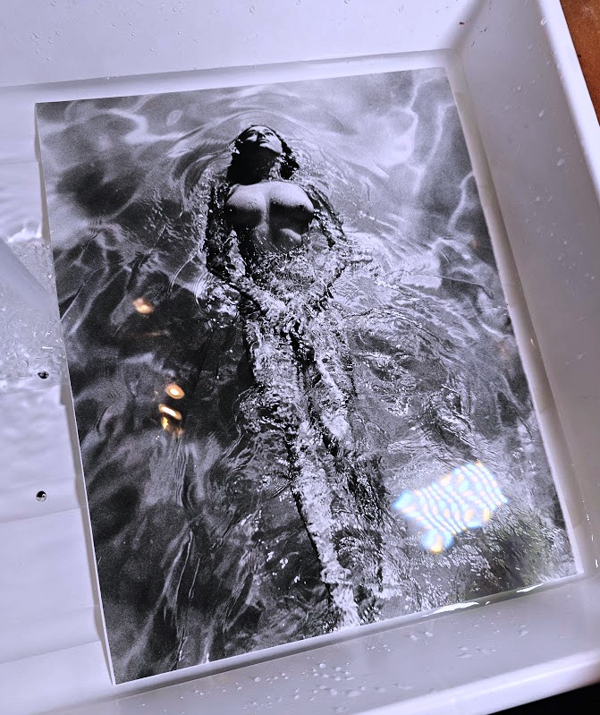 Nageuse solitaire, Playboy Pool Ladies Clapham, tirage authentique réalisé en chambre noire, Solo Swimmer par Michael Joseph