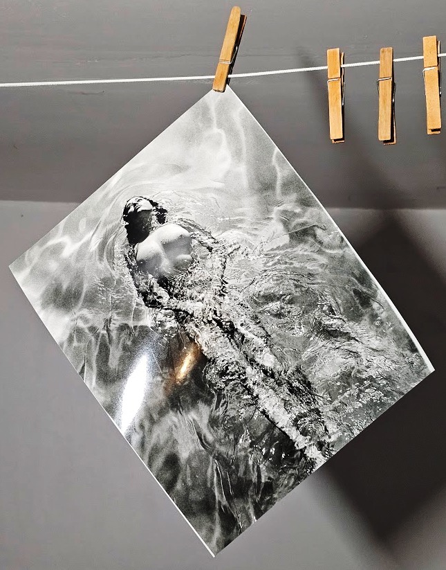 Nageuse solitaire, Playboy Pool Ladies Clapham, tirage authentique réalisé en chambre noire, Solo Swimmer par Michael Joseph